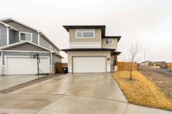 147 Goldenrod Road WESTLethbridge, AB T1J 5W8