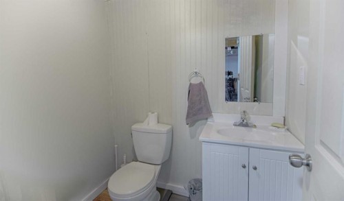 4925 53 Avenue, Taber, AB - Indoor Photo Showing Bathroom