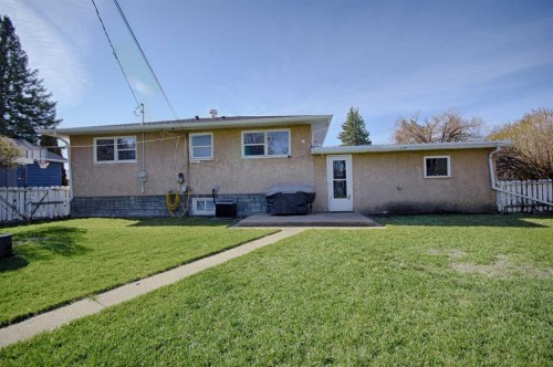 4925 53 Avenue, Taber, AB - Outdoor