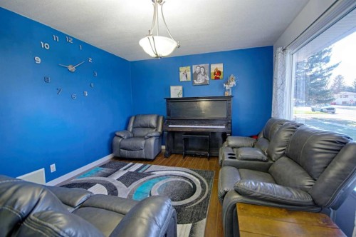 4925 53 Avenue, Taber, AB - Indoor Photo Showing Living Room
