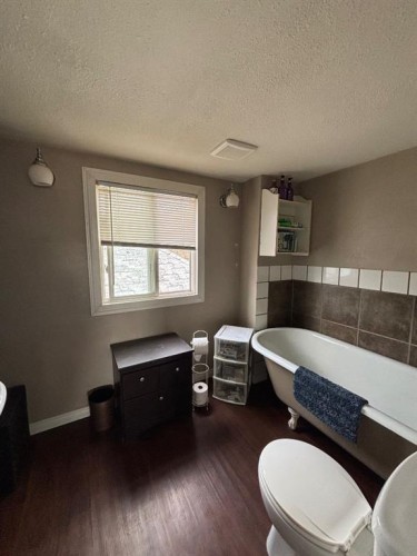 231 14 Street North, Lethbridge, AB - Indoor Photo Showing Bathroom