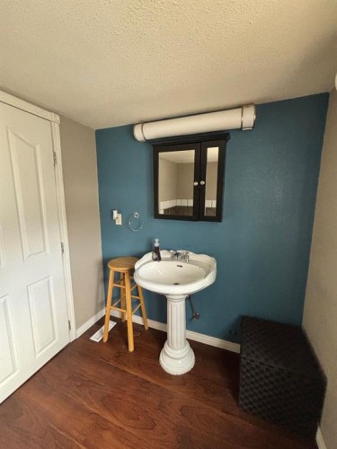 231 14 Street North, Lethbridge, AB - Indoor Photo Showing Bathroom