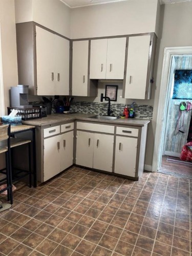 231 14 Street North, Lethbridge, AB - Indoor Photo Showing Kitchen