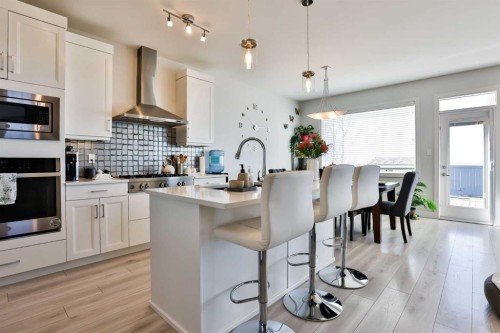 942 Miners Boulevard, Lethbridge, AB - Indoor Photo Showing Kitchen With Upgraded Kitchen