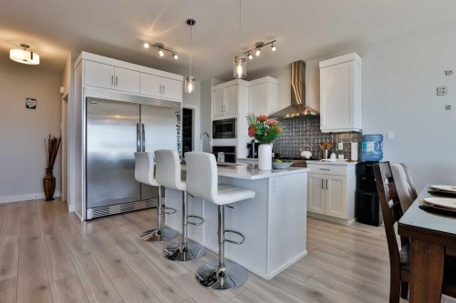942 Miners Boulevard, Lethbridge, AB - Indoor Photo Showing Kitchen With Upgraded Kitchen