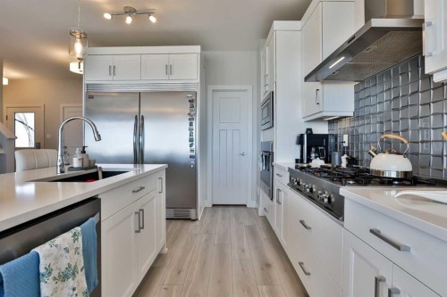942 Miners Boulevard, Lethbridge, AB - Indoor Photo Showing Kitchen With Upgraded Kitchen