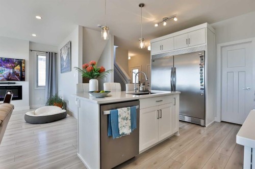 942 Miners Boulevard, Lethbridge, AB - Indoor Photo Showing Kitchen With Upgraded Kitchen