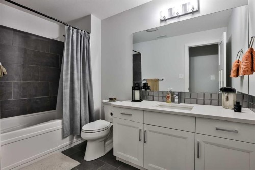 942 Miners Boulevard, Lethbridge, AB - Indoor Photo Showing Bathroom