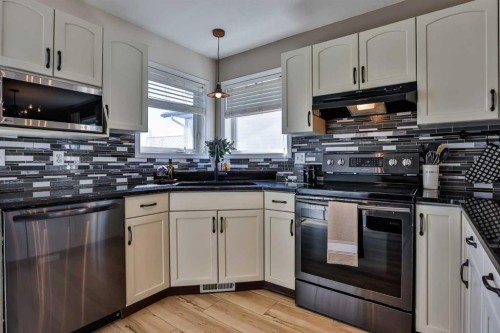 73 Mt Rundle Boulevard West, Lethbridge, AB - Indoor Photo Showing Kitchen With Double Sink