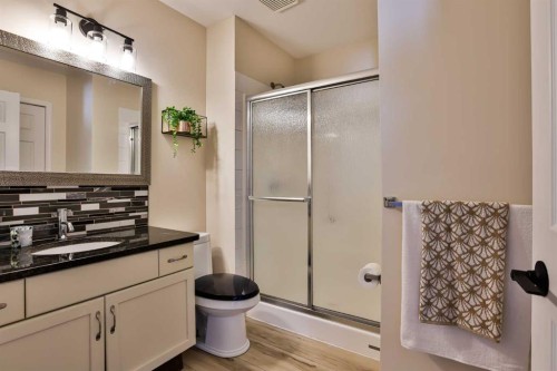 73 Mt Rundle Boulevard West, Lethbridge, AB - Indoor Photo Showing Bathroom
