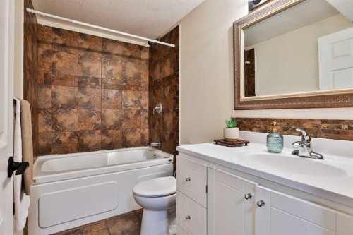 73 Mt Rundle Boulevard West, Lethbridge, AB - Indoor Photo Showing Bathroom