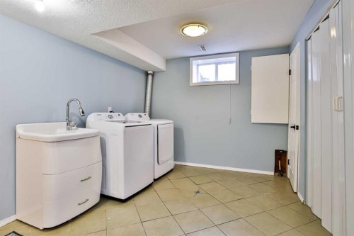 73 Mt Rundle Boulevard West, Lethbridge, AB - Indoor Photo Showing Laundry Room