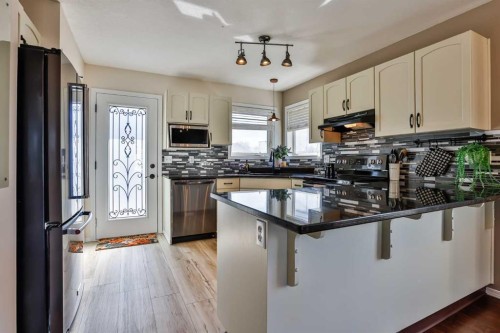 73 Mt Rundle Boulevard West, Lethbridge, AB - Indoor Photo Showing Kitchen