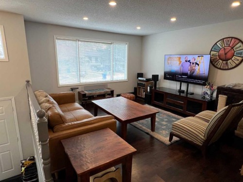 197 Oxford Road West, Lethbridge, AB - Indoor Photo Showing Living Room