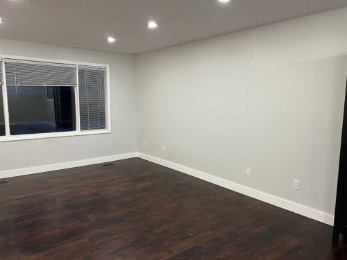 197 Oxford Road West, Lethbridge, AB - Indoor Photo Showing Other Room
