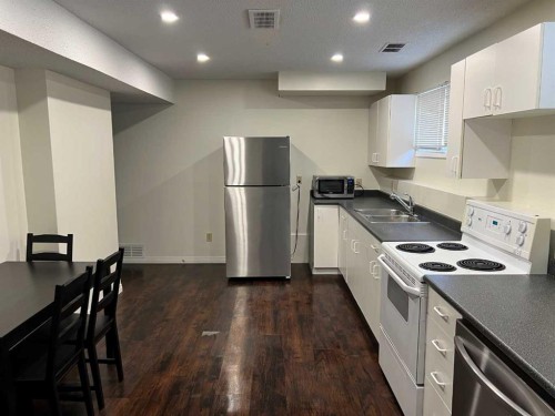 197 Oxford Road West, Lethbridge, AB - Indoor Photo Showing Kitchen With Double Sink