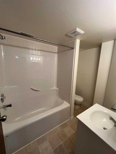 197 Oxford Road West, Lethbridge, AB - Indoor Photo Showing Bathroom