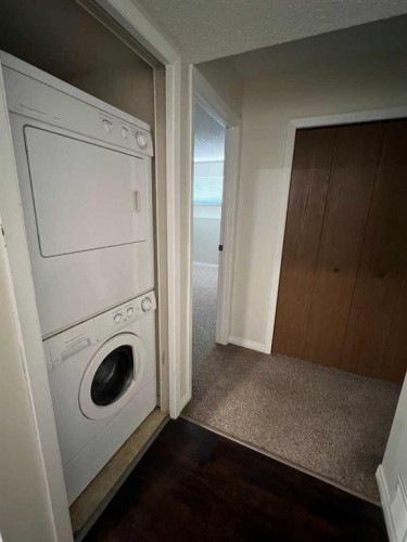 197 Oxford Road West, Lethbridge, AB - Indoor Photo Showing Laundry Room