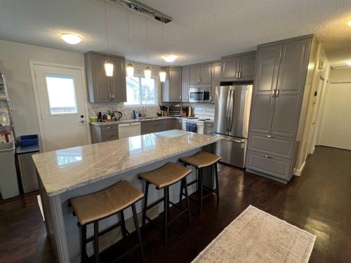 197 Oxford Road West, Lethbridge, AB - Indoor Photo Showing Kitchen