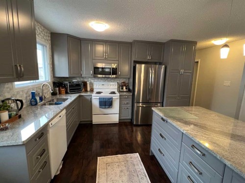 197 Oxford Road West, Lethbridge, AB - Indoor Photo Showing Kitchen With Double Sink