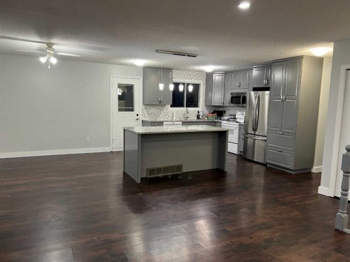 197 Oxford Road West, Lethbridge, AB - Indoor Photo Showing Kitchen With Upgraded Kitchen