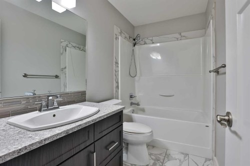 522 Moonlight Lane West, Lethbridge, AB - Indoor Photo Showing Bathroom