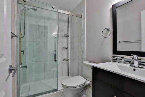 522 Moonlight Lane West, Lethbridge, AB - Indoor Photo Showing Bathroom