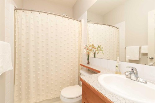 11 Salish Bay West, Lethbridge, AB - Indoor Photo Showing Bathroom