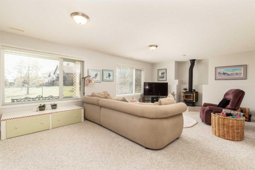 11 Salish Bay West, Lethbridge, AB - Indoor Photo Showing Living Room