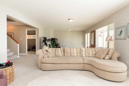 11 Salish Bay West, Lethbridge, AB - Indoor Photo Showing Living Room