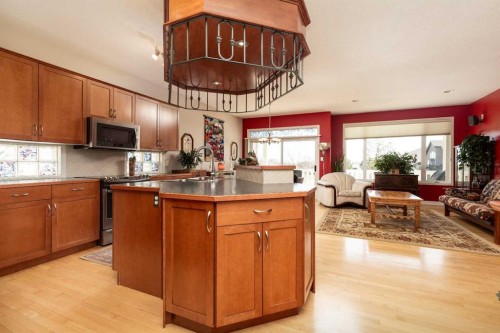 11 Salish Bay West, Lethbridge, AB - Indoor Photo Showing Kitchen