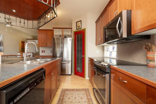 11 Salish Bay West, Lethbridge, AB - Indoor Photo Showing Kitchen With Double Sink