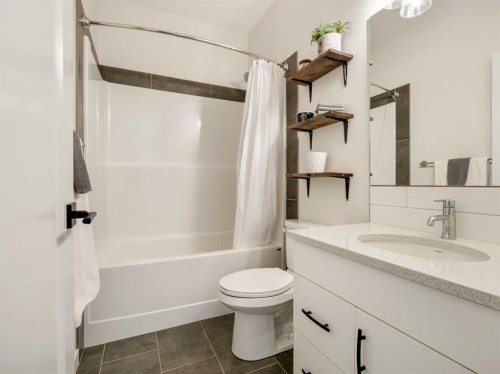 1373 Pacific Circle West, Lethbridge, AB - Indoor Photo Showing Bathroom