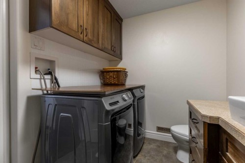 5-16 Sunridge Boulevard West, Lethbridge, AB - Indoor Photo Showing Laundry Room
