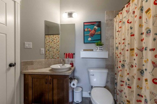5-16 Sunridge Boulevard West, Lethbridge, AB - Indoor Photo Showing Bathroom