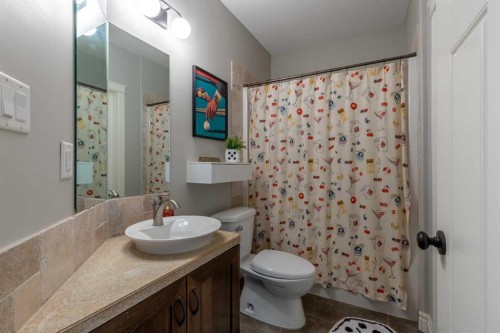 5-16 Sunridge Boulevard West, Lethbridge, AB - Indoor Photo Showing Bathroom
