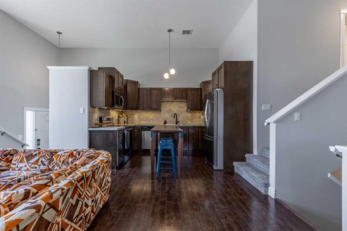 5-16 Sunridge Boulevard West, Lethbridge, AB - Indoor Photo Showing Kitchen