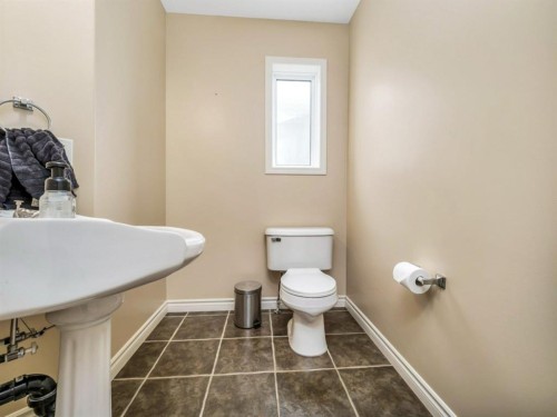 689 Blackfoot Terrace West, Lethbridge, AB - Indoor Photo Showing Bathroom