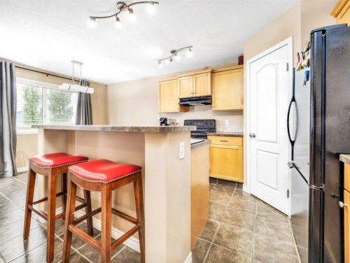 689 Blackfoot Terrace West, Lethbridge, AB - Indoor Photo Showing Kitchen