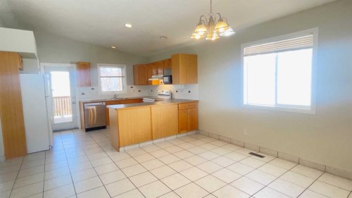 34 Blackfoot Road West, Lethbridge, AB - Indoor Photo Showing Kitchen