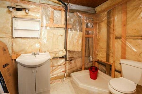 22720, 22718 8 Avenue, Hillcrest, AB - Indoor Photo Showing Bathroom