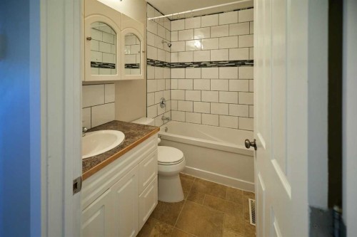 2501 13 Avenue North, Lethbridge, AB - Indoor Photo Showing Bathroom