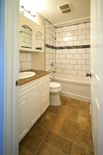 2501 13 Avenue North, Lethbridge, AB - Indoor Photo Showing Bathroom
