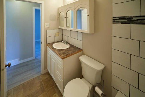 2501 13 Avenue North, Lethbridge, AB - Indoor Photo Showing Bathroom