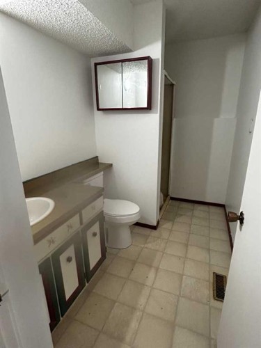 78 Pensacola Court West, Lethbridge, AB - Indoor Photo Showing Bathroom