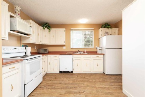 78 Pensacola Court West, Lethbridge, AB - Indoor Photo Showing Kitchen