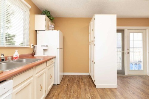 78 Pensacola Court West, Lethbridge, AB - Indoor Photo Showing Dining Room