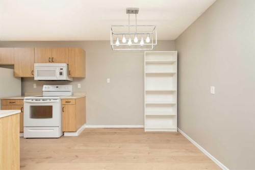 109-85 Foxbend Crescent North, Lethbridge, AB - Indoor Photo Showing Kitchen