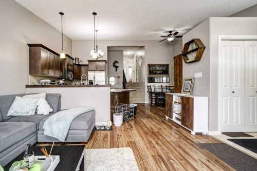 121 Mt Sundance Crescent West, Lethbridge, AB - Indoor Photo Showing Living Room