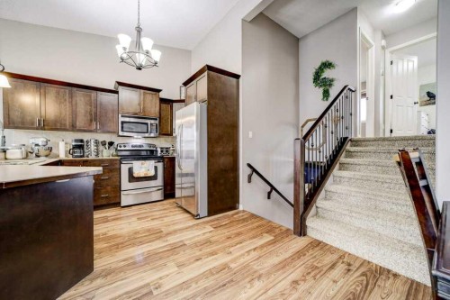 121 Mt Sundance Crescent West, Lethbridge, AB - Indoor Photo Showing Kitchen